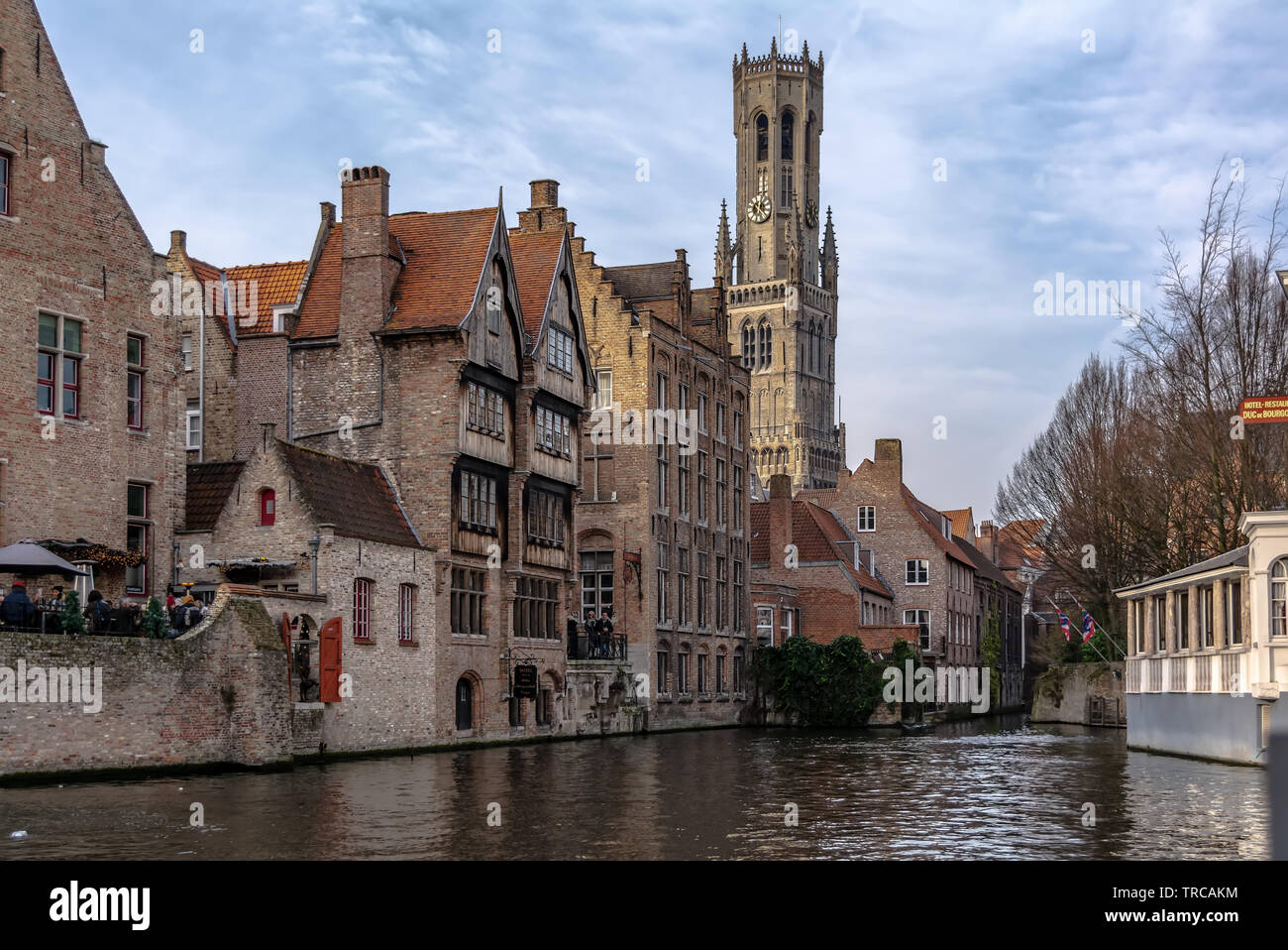 Il Rozenhoedkaai (Quay del Rosario) canale in Bruges con i classici edifici medievali e campanile di Bruges in background. Foto Stock
