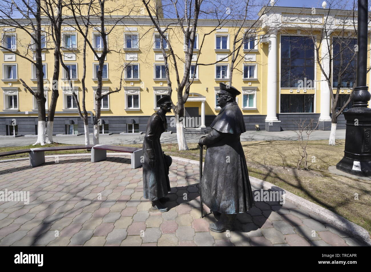 Sculture di grasso e sottile, caratteri da un Chekhov breve storia, accanto al teatro Chekhov, Yuzhno-Sakalinsk, isola di Sakhalin, Russia Foto Stock