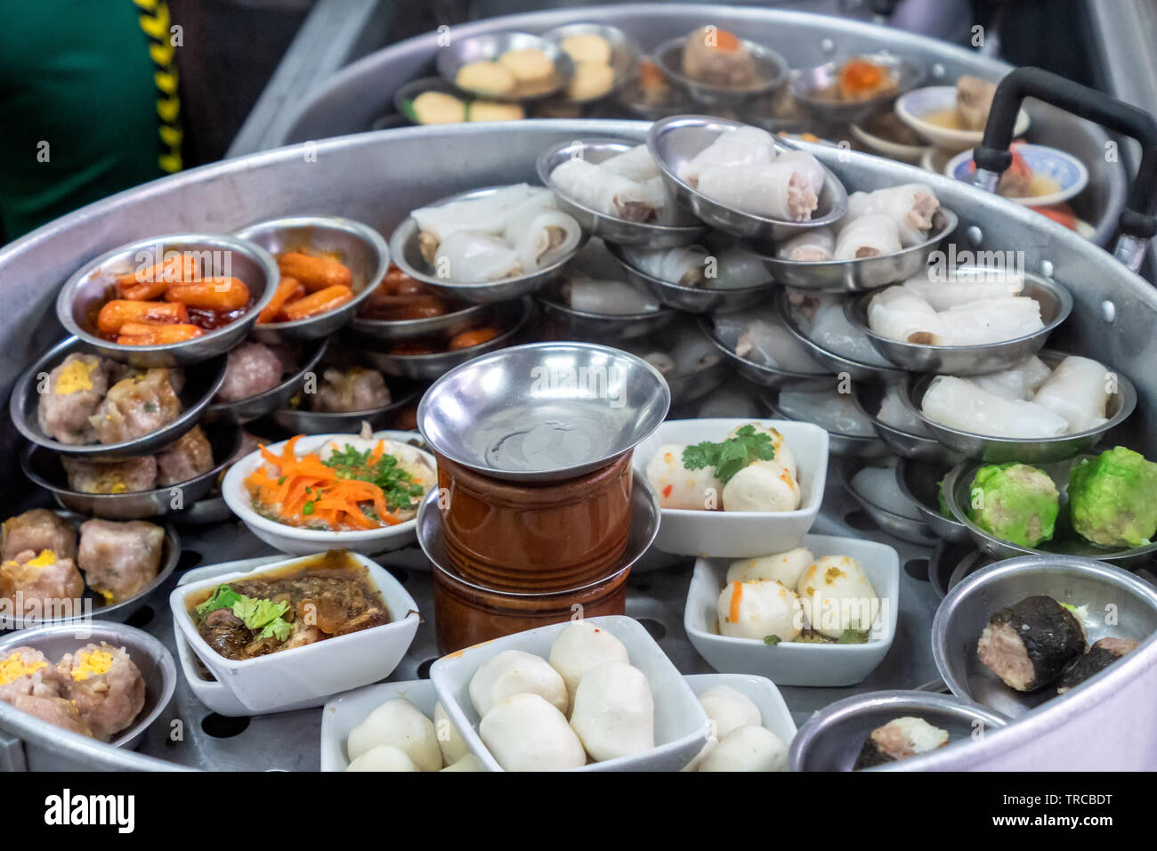 Varie di dim sum cinese tradizionale cibo cotto a vapore nel recipiente Foto Stock
