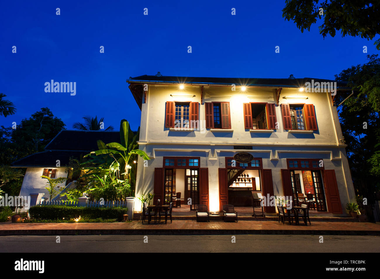 Esterno del 3 Nagas Ristorante a Luang Prabang, una città con status di Patrimonio Mondiale per la sua epoca coloniale architettura, nella Repubblica democratica popolare del Laos. Foto Stock