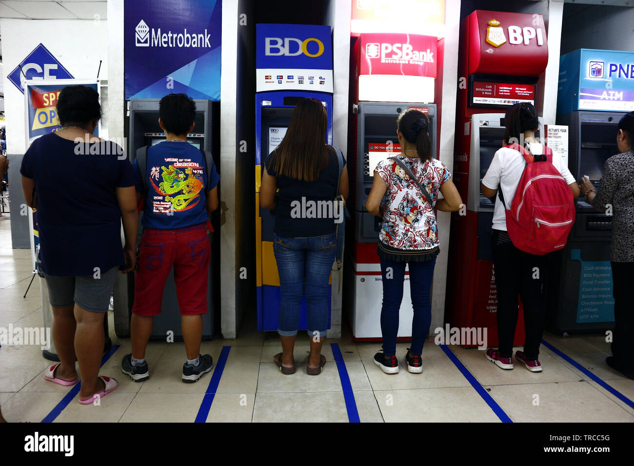 ANTIPOLO City, Filippine - 31 Maggio 2019: persone line up e ottenere contanti da sportelli automatici bancari presso un centro commerciale. Foto Stock