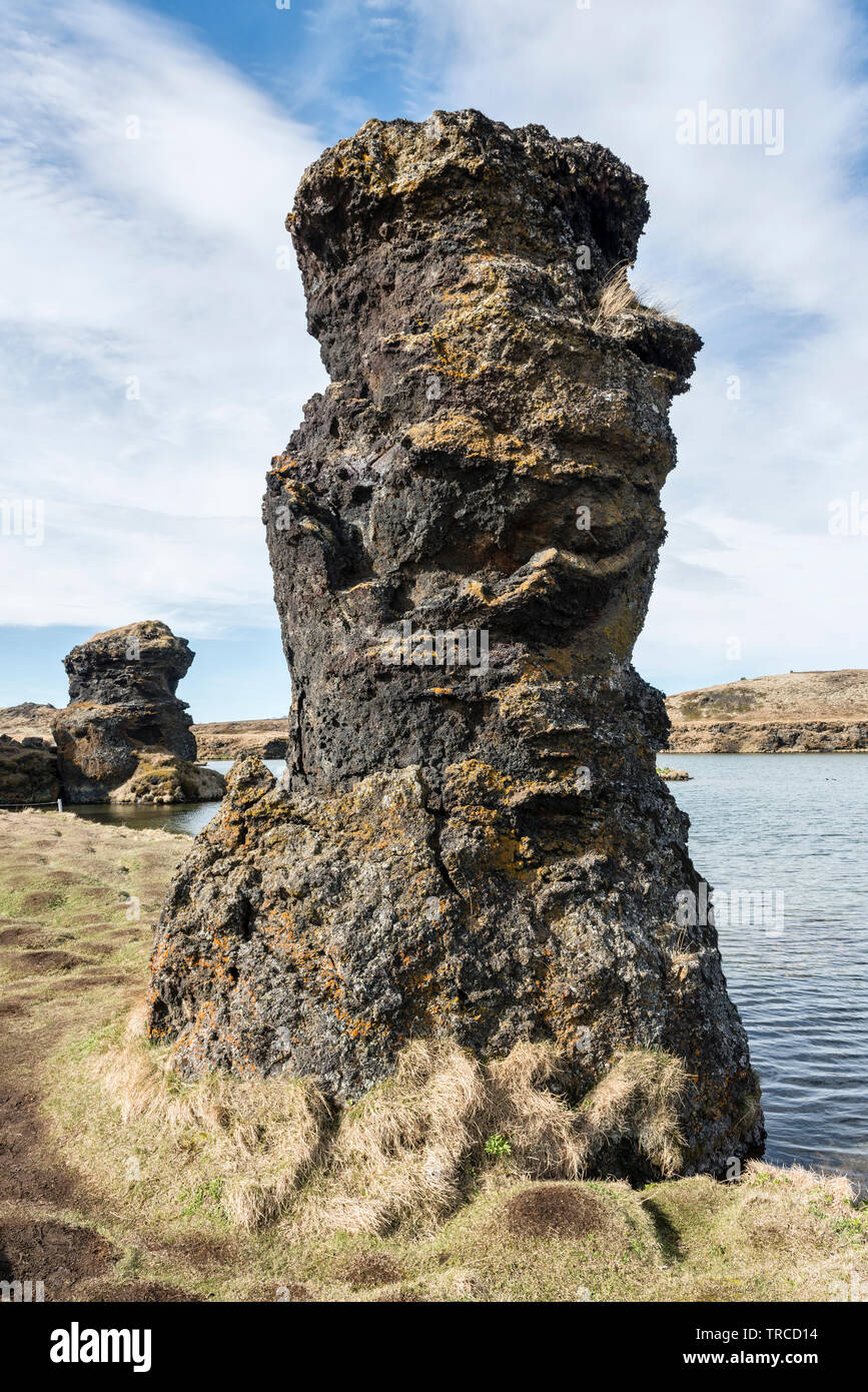 Un pilastro di lava in unico e surreale paesaggio vulcanico di Dimmuborgir, nei pressi del Lago Myvatn nel nord-est dell'Islanda Foto Stock