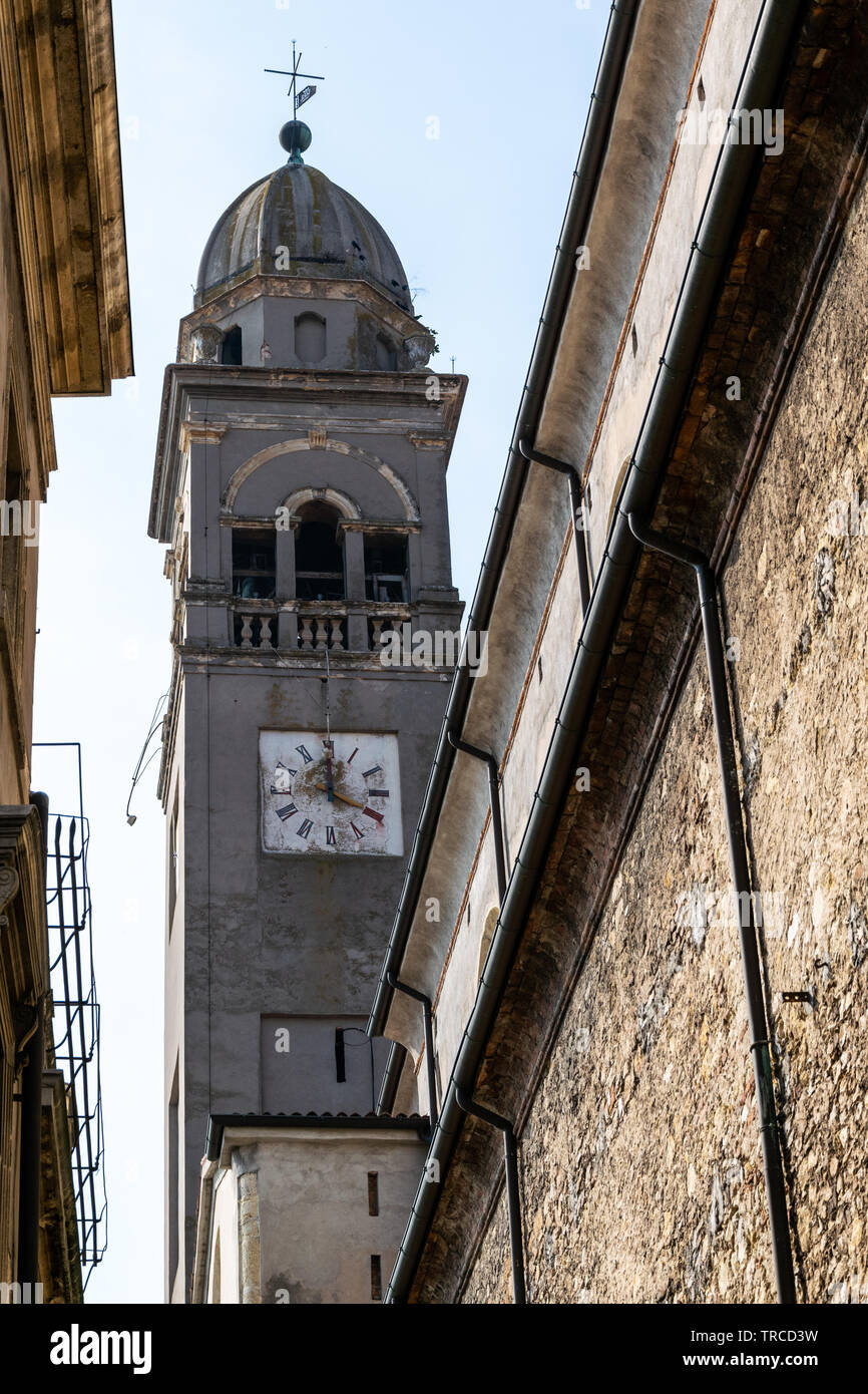 Una vista del campanile della chiesa di San Lorenzo, in stile classico con trifore, costruita su progetto di Luigi Trezza, Soave, Ital Foto Stock