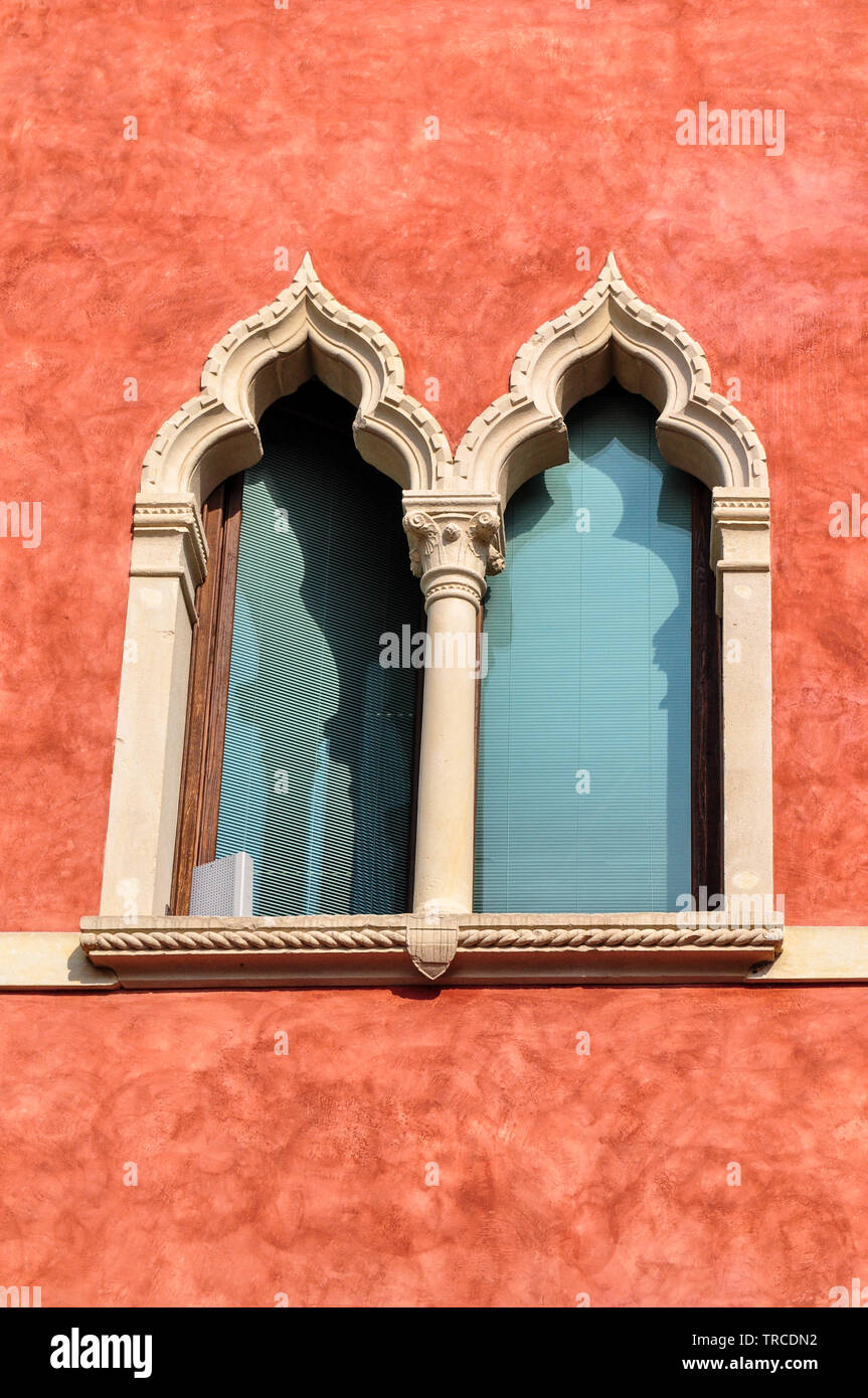 Il decorato in stile veneziano finestra del seicentesco Palazzo Palazzo Moscardo lungo via Camuzzoni, Soave, Italia Foto Stock