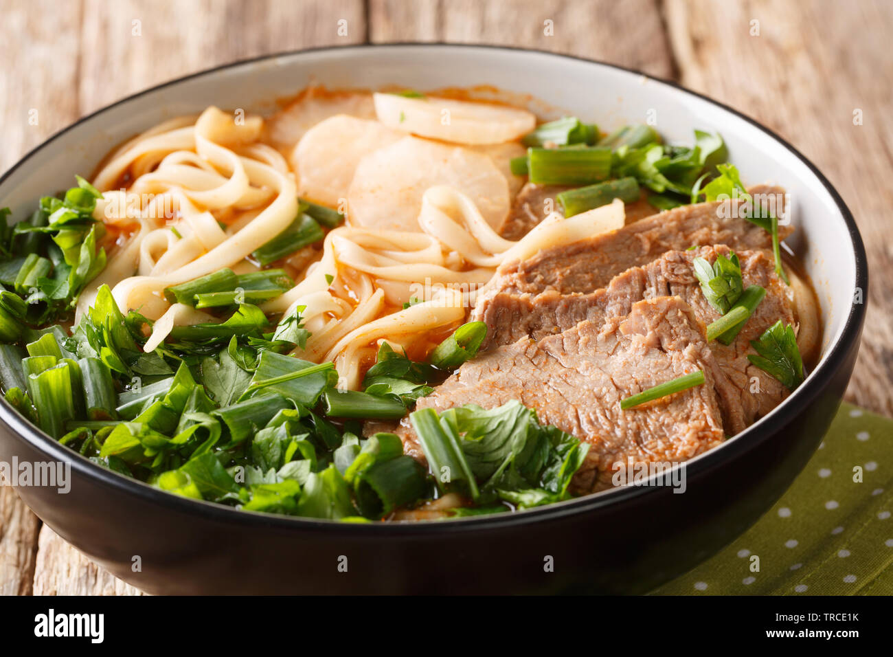 Facile ricetta per carni bovine Lanzhou zuppa di noodle al primo piano in una ciotola sul tavolo orizzontale. Foto Stock