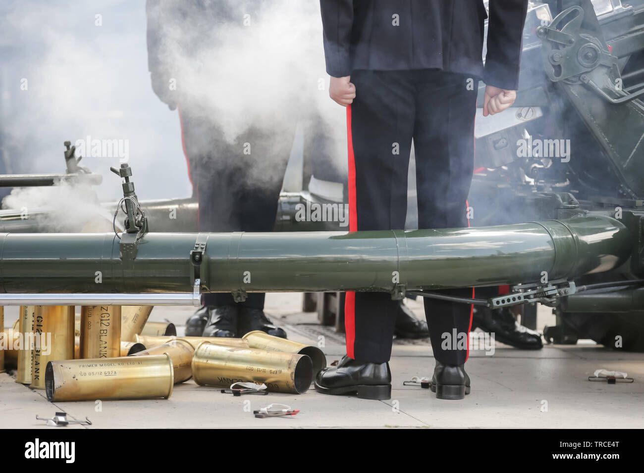 Londra, Regno Unito. 03 Giugno, 2019. L' onorevole compagnia di artiglieria, la città di Londra la riserva di reggimento dell'esercito, in vesti cerimoniali fire un giunto 103-gun salute.Due 41 Saluta Pistola per onorare la visita di Stato del Presidente e la First Lady degli Stati Uniti d'America sono stati cronometrati al fuoco nel momento in cui il Presidente arriva a Buckingham Palace. Credito: Chris Aubrey/Alamy Live News Foto Stock