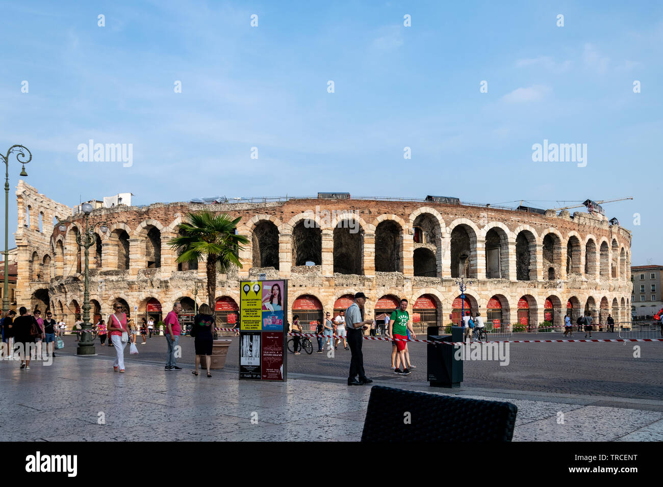 Una vista dell'Anfiteatro Romano in Piazza Bra, Verona, Italia Foto Stock