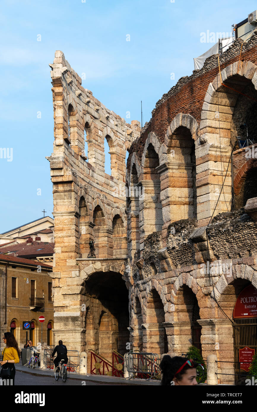 Una vista dell'Arena di Verona che mostra la "ala", rimasta solo una parte originale di parete esterna, Verona, Italia Foto Stock