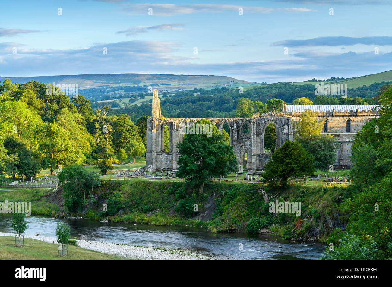 New Scenic 5 posti soleggiati Bolton Abbey priory ruins & chiesa, riva del fiume Wharfe & beautiful Dales campagna primavera (Sera) - North Yorkshire, Inghilterra, Regno Unito. Foto Stock
