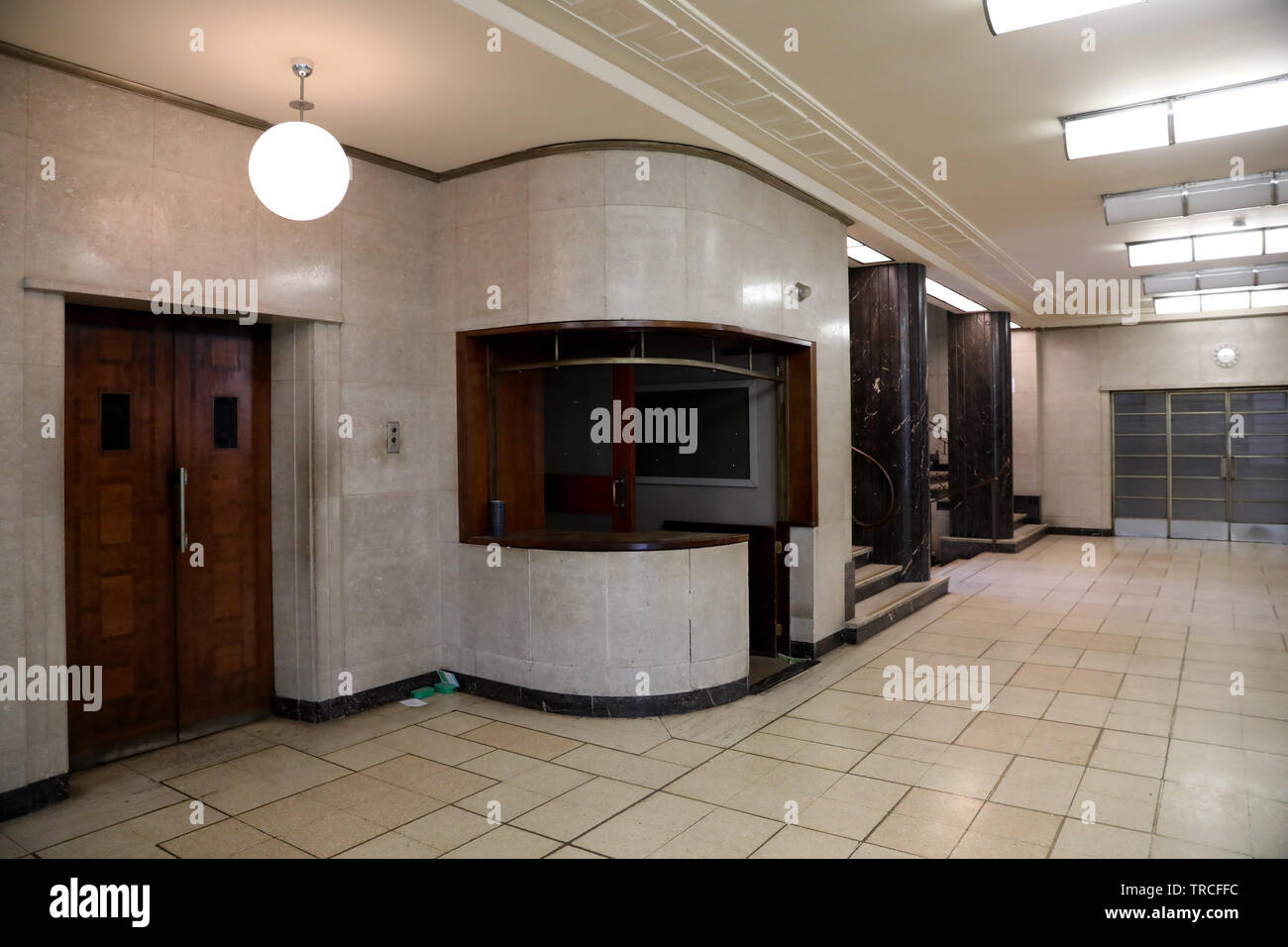 La lobby principale nella ex Hornsey Town Hall, Londra, progettato da Reginald Uren in stile modernista e aperto nel 1935. Foto Stock