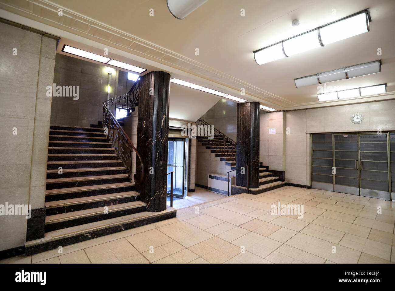 La lobby principale nella ex Hornsey Town Hall, Londra, progettato da Reginald Uren in stile modernista e aperto nel 1935. Foto Stock