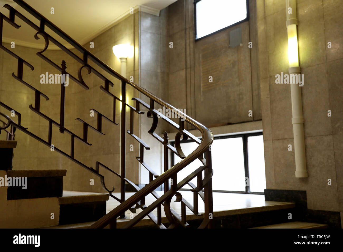 La scala principale dell'ex Hornsey Town Hall, Londra, progettato da Reginald Uren in stile modernista e aperto nel 1935. Foto Stock