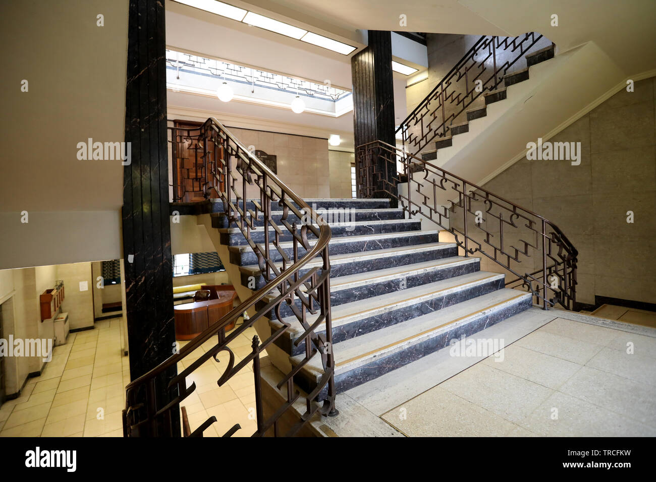 La scala principale dell'ex Hornsey Town Hall, Londra, progettato da Reginald Uren in stile modernista e aperto nel 1935. Foto Stock