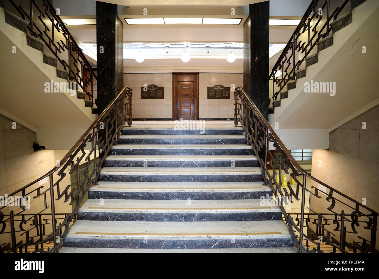 La scala principale dell'ex Hornsey Town Hall, Londra, progettato da Reginald Uren in stile modernista e aperto nel 1935. Foto Stock