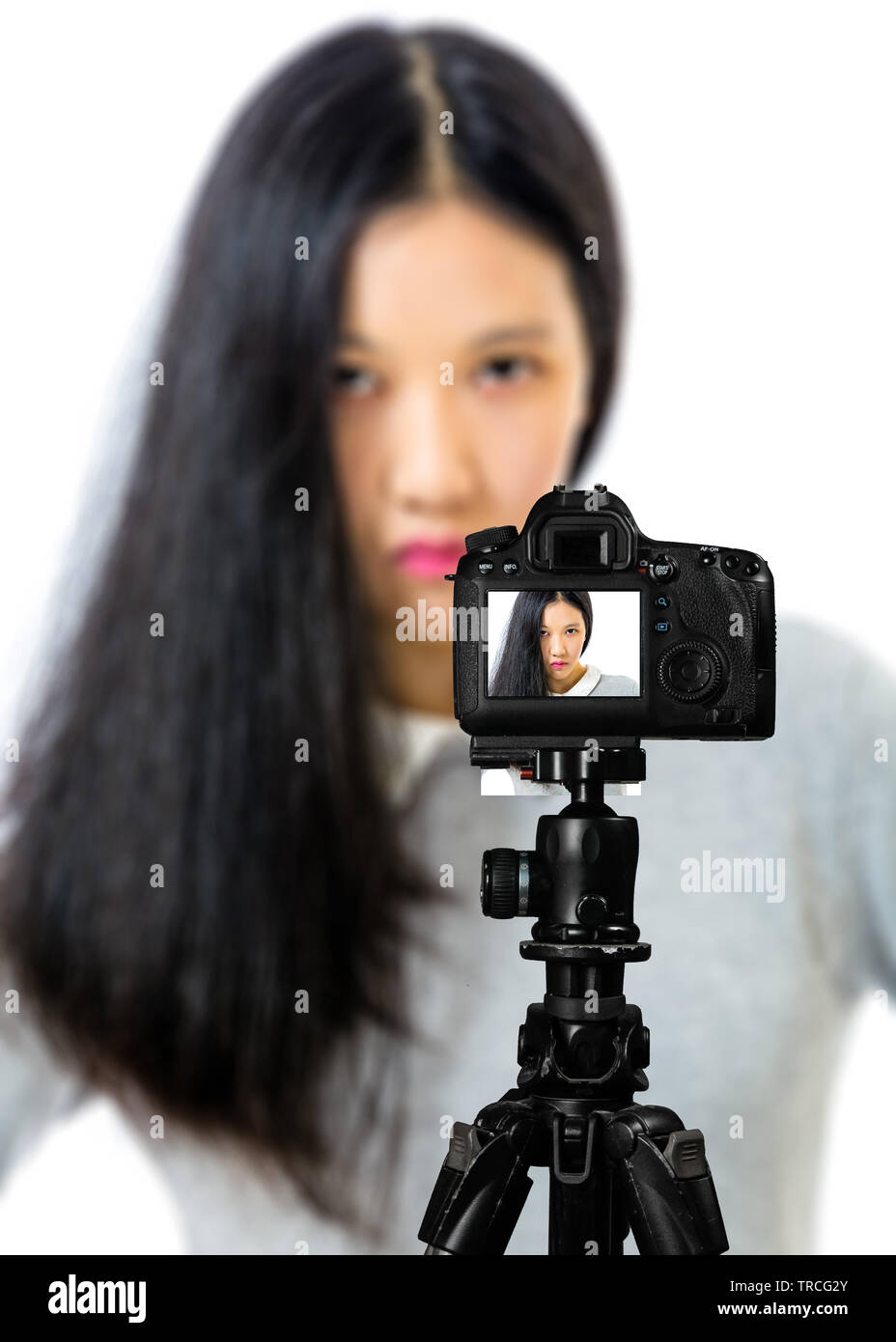 Retro della fotocamera con adolescenti modello asiatico in posa sfocata. Lo stile di vita di bellezza vlogger concetti di modello Foto Stock