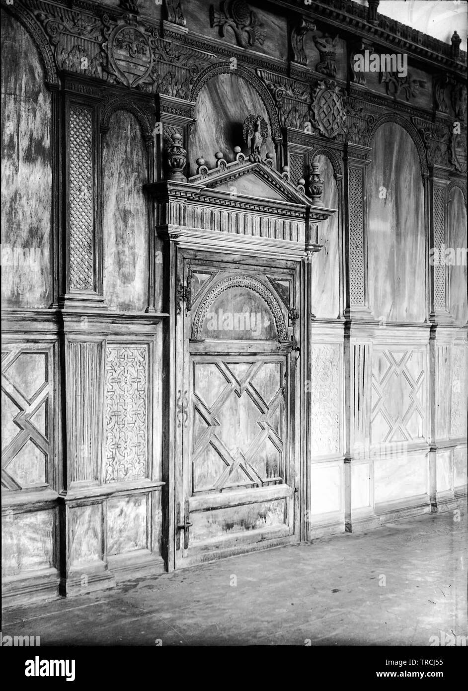 Porta di ingresso alla camera ante, che a Haddon Hall nel Derbyshire. Foto scattata probabilmente nel 1920. Si tratta di un vetro negativo e formata solo uno dei 102 negativi etichettato "Crich'. Tutti sono disponibili su Alamy e possono essere trovati sotto la parola chiave 'Crich 1920s'. Foto Stock