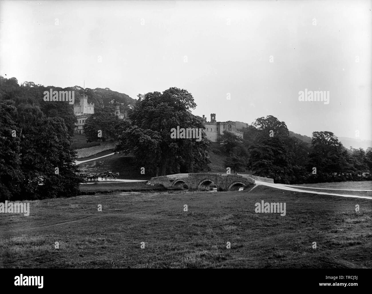 Ponte che attraversa il fiume Wye a Haddon Hall nel Derbyshire. Foto scattata probabilmente nel 1920. Si tratta di un vetro negativo e formata solo uno dei 102 negativi etichettato "Crich'. Tutti sono disponibili su Alamy e possono essere trovati sotto la parola chiave 'Crich 1920s'. Foto Stock