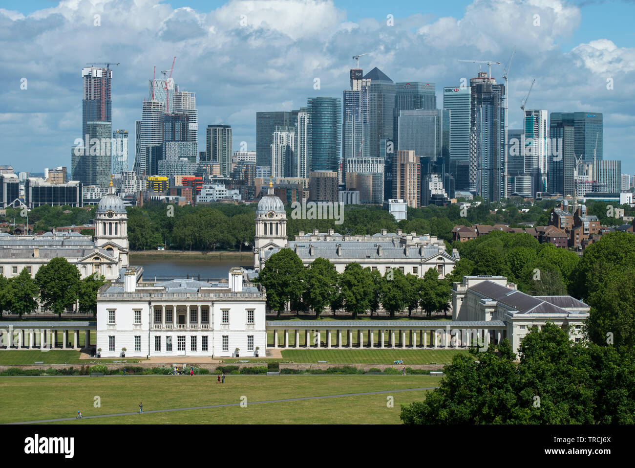 Londra England Regno Unito. Canary Wharf e Queen's House Greenwich fotografata da Greenwich Park nel Sud Est di Londra. Maggio 2019 Foto Stock