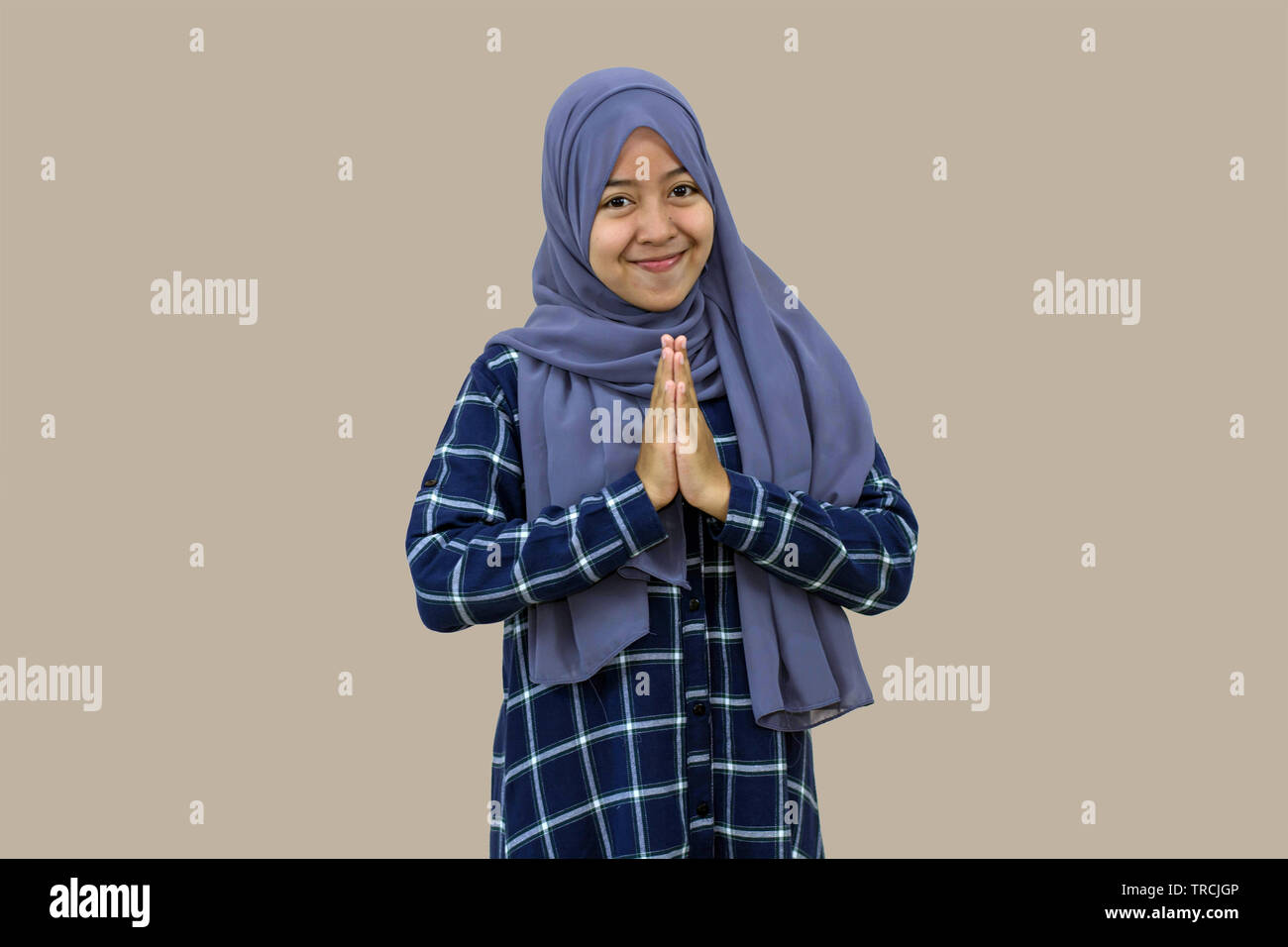 Ritratto di bella hijab musulmano donna si congratula con l'Eid al-Fitr celebrazione nella parte anteriore della fotocamera in background isolato Foto Stock