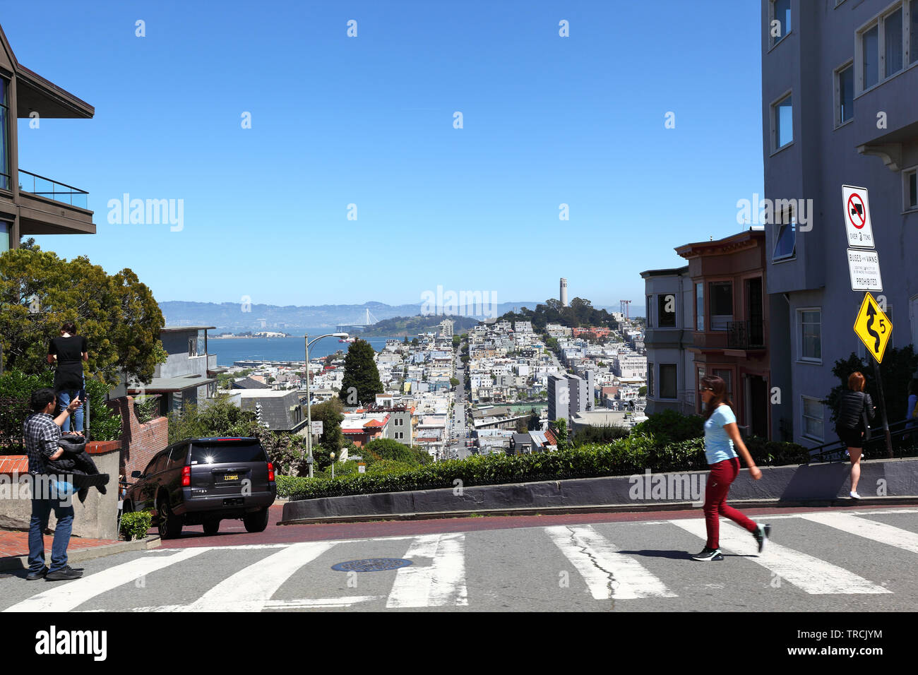 Immagine Editoriale San Francisco, Stati Uniti d'America. 22 Aprile 2019: Turisti in cima al famoso crooked Lombard Street guardando verso il Colle del Telegrafo. Foto Stock