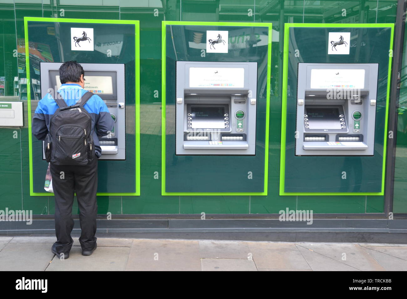 Lloyds Bank atm su Market Street, Manchester, Regno Unito Foto Stock