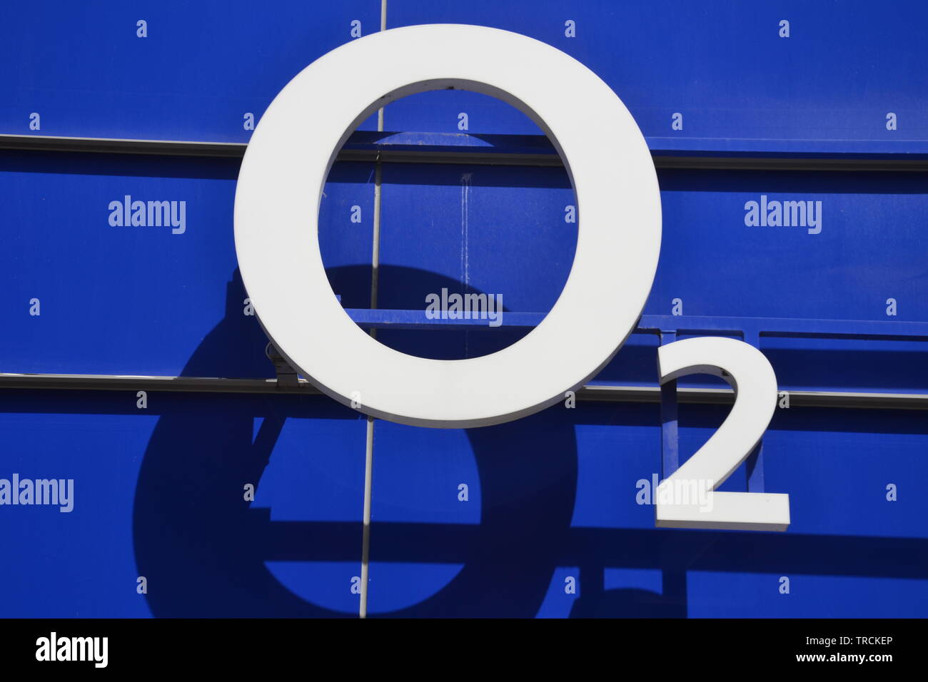O2 segno sulla facciata di un o2 negozio nel centro commerciale Arndale su Market Street, Manchester, Regno Unito Foto Stock