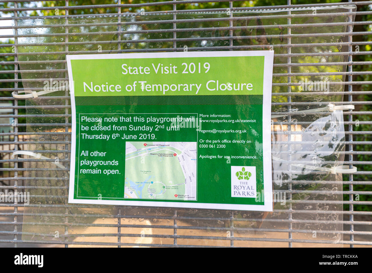 Avviso sulle recinzioni temporanee. Sicurezza intorno Winfield House, Regent's Park, Londra, UK per la visita di Stato del Presidente americano Donald Trump. Foto Stock