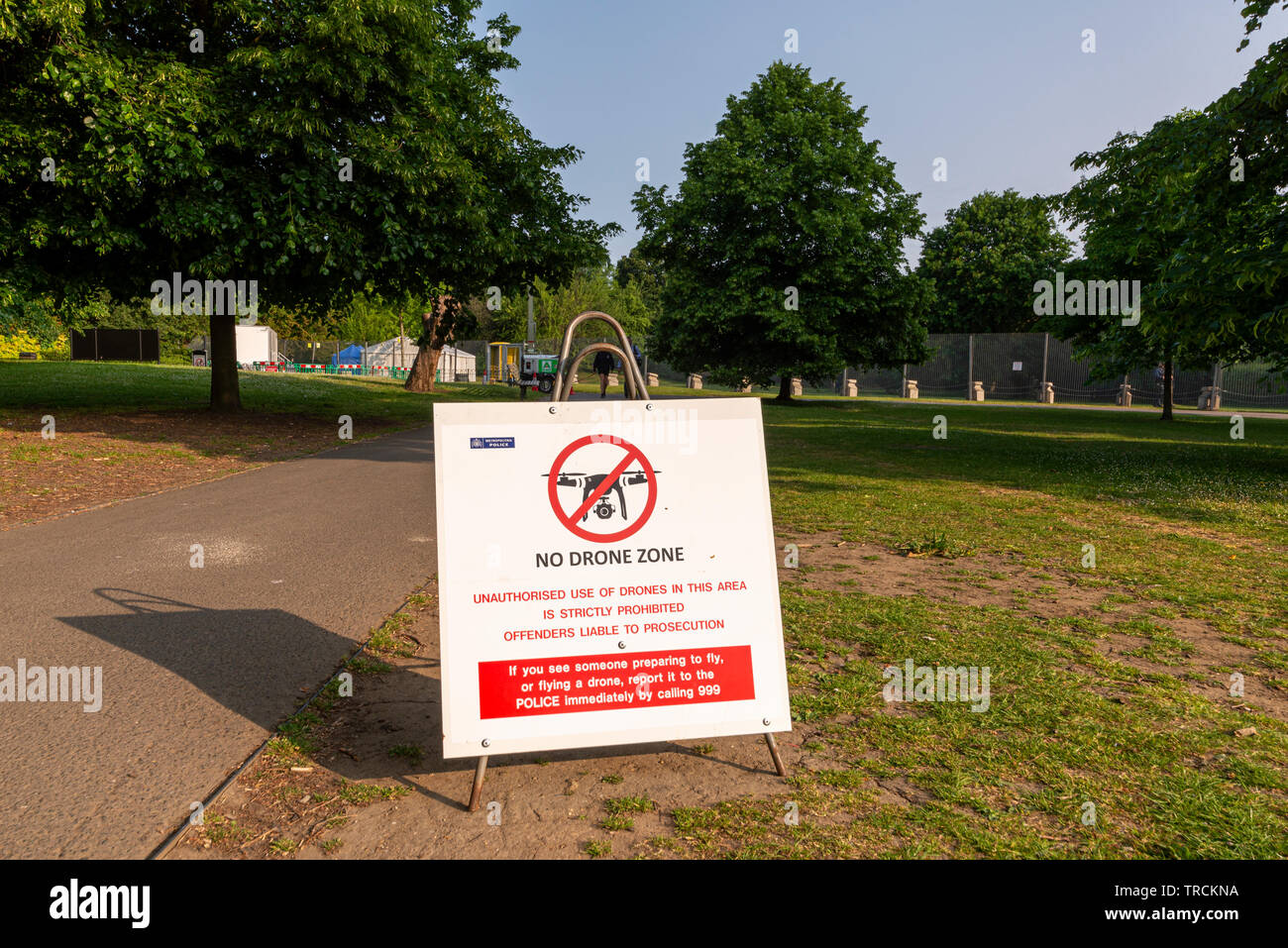 Nessuna zona di drone cartello segnaletico. Sicurezza intorno Winfield House, Regent's Park, Londra, UK per la visita di Stato del Presidente americano Donald Trump. Divieto di fuchi Foto Stock