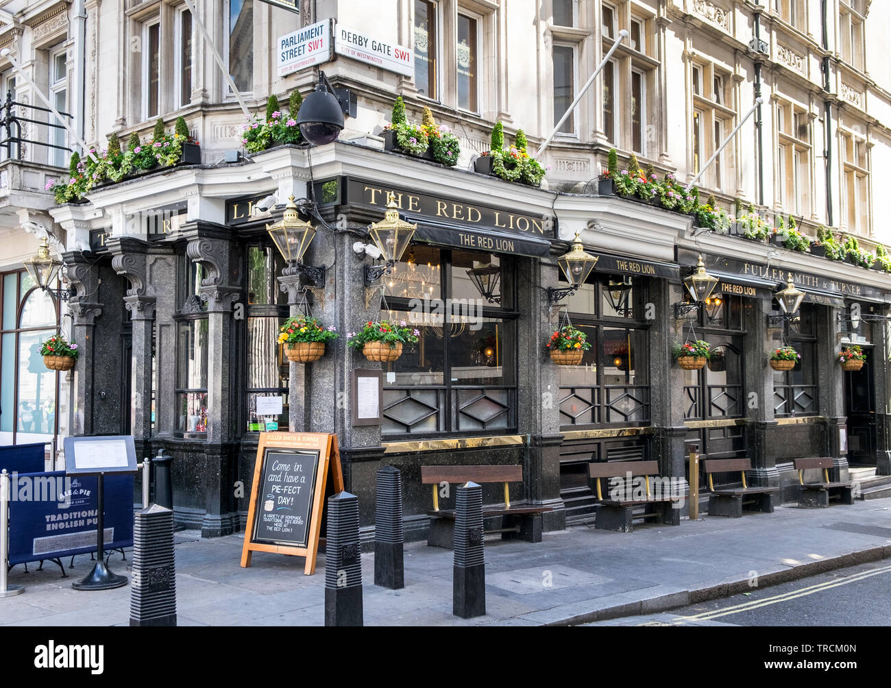 Il Red Lion Pun sull'angolo del Parlamento Street e Derby Gate, Londra, Regno Unito Foto Stock