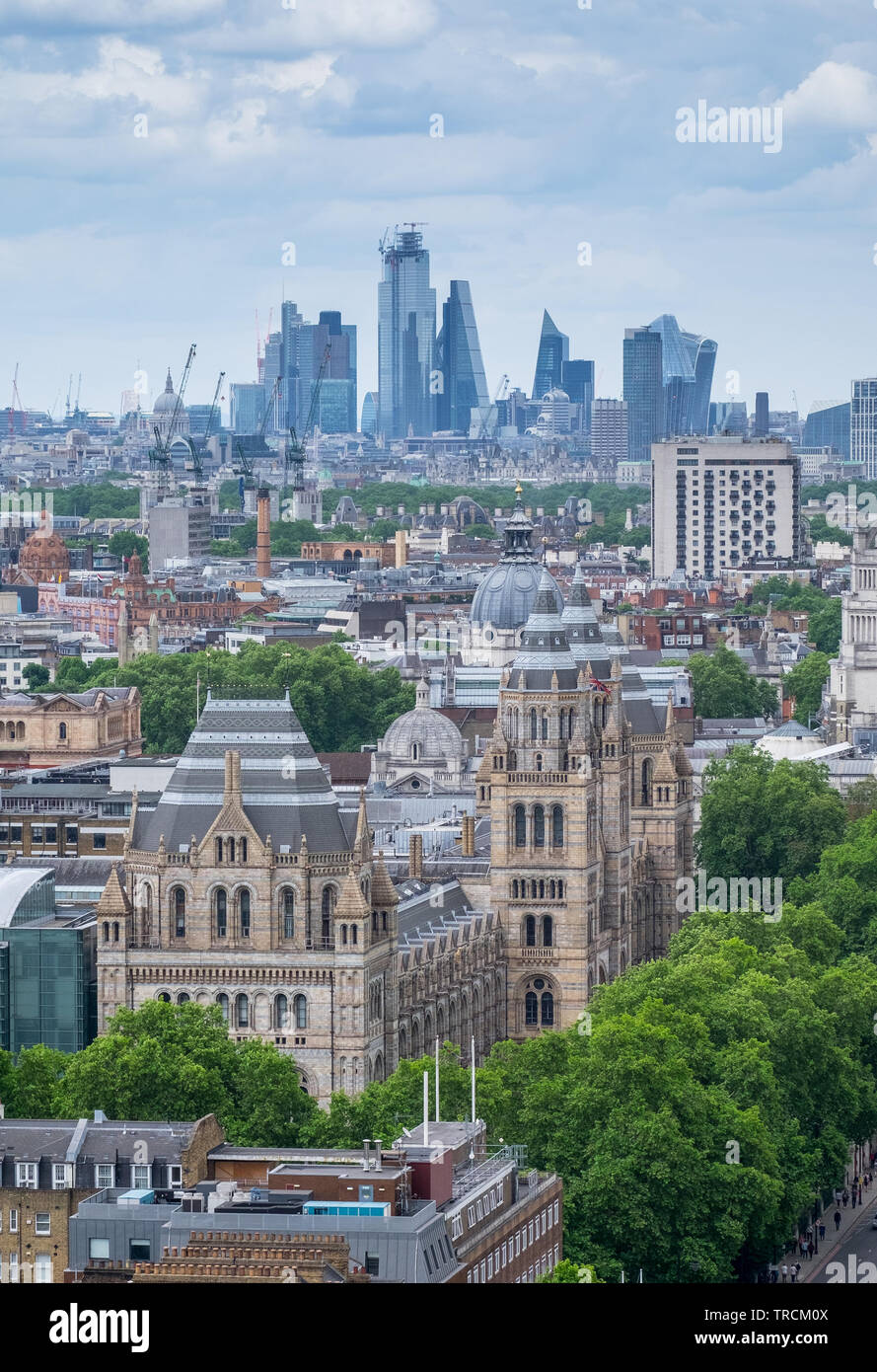 Il Museo di Storia Naturale con la skyline di Londra in background, London, Regno Unito Foto Stock