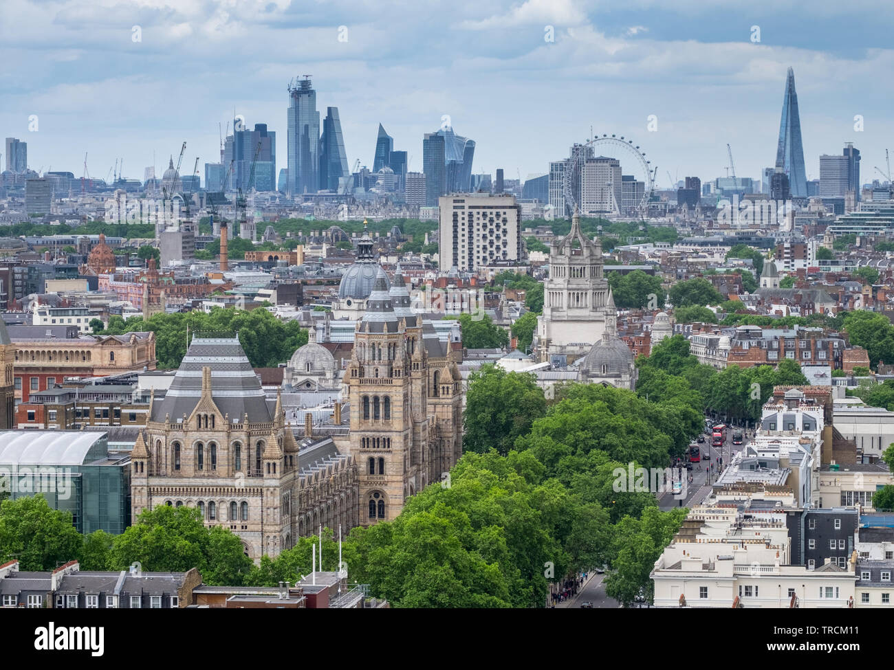 Il Museo di Storia Naturale con la skyline di Londra in background, London, Regno Unito Foto Stock