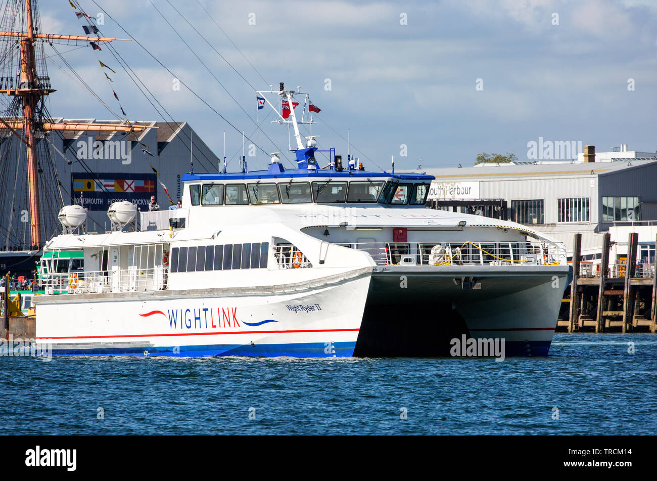 Wight Link fast cat catamarano da Portsmouth a Ryde sull'Isola di Wight nella foto lasciando Portsmouth Foto Stock