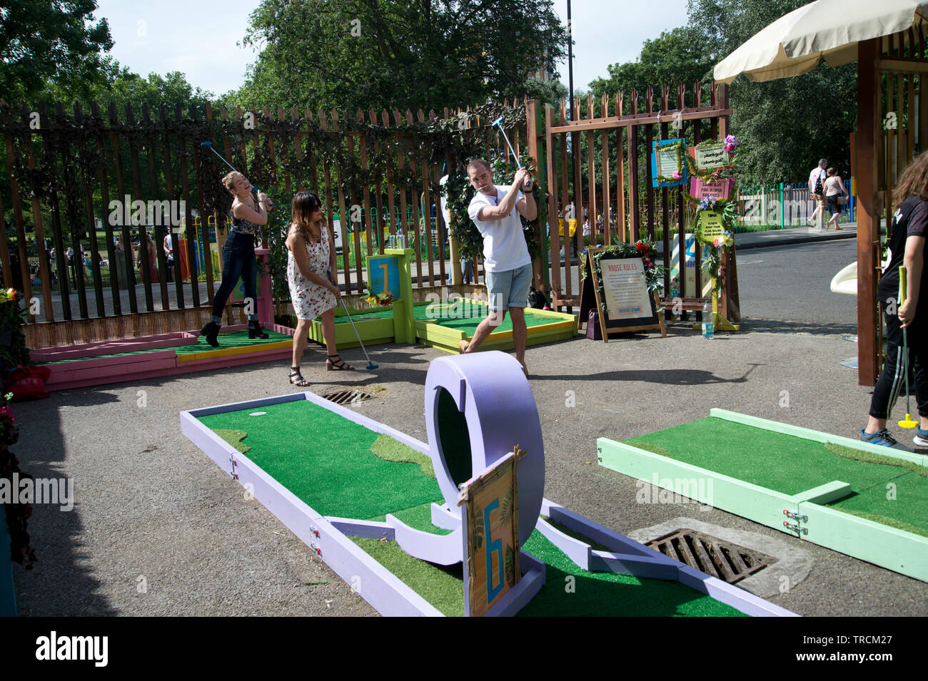 Londra, Hackney. I campi di Londra. Crazy mini golf sul retro di una linea ferroviaria arch. Foto Stock