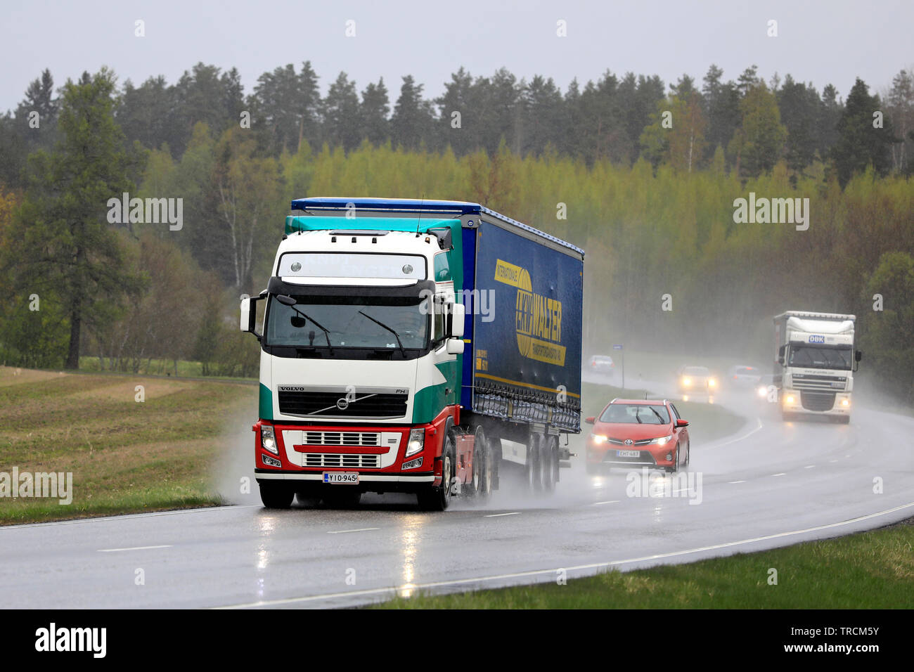 Salo, Finlandia. Maggio 10, 2019. I carrelli di trasporto merci trasporto merci nel traffico lungo la strada rurale in una piovosa giornata di primavera nel sud della Finlandia. Foto Stock