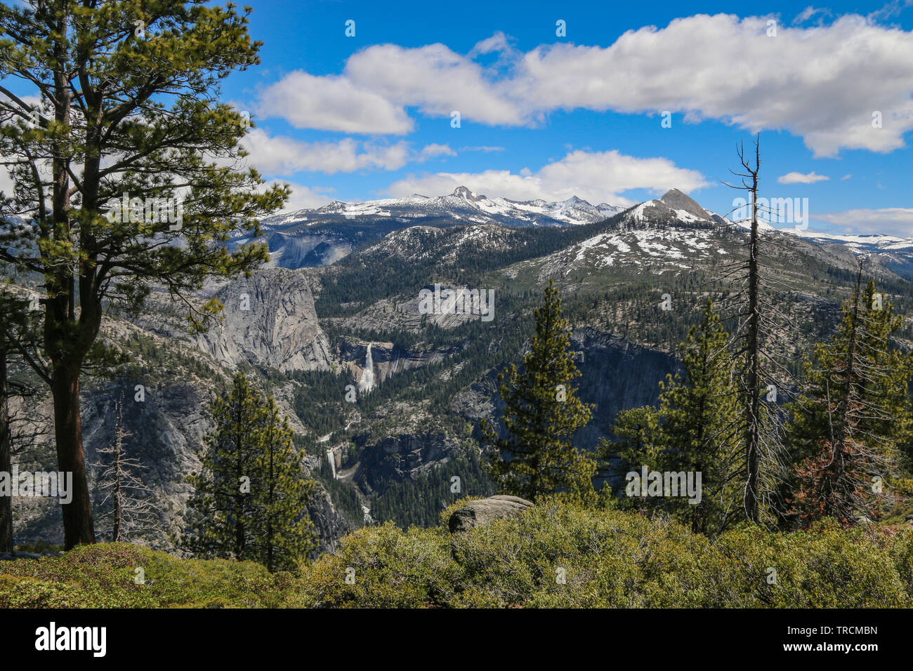 Nevada & primaverile cade, il Parco Nazionale Yosemite in California Foto Stock