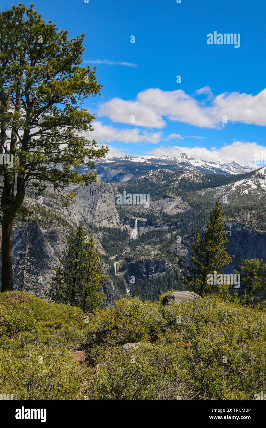 Nevada & primaverile cade, il Parco Nazionale Yosemite in California Foto Stock