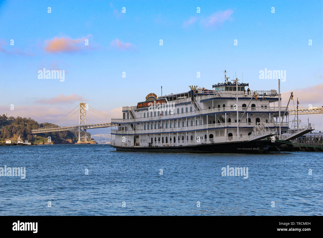 San Francisco Belle ormeggiata presso il Ponte della Baia di San Francisco Foto Stock