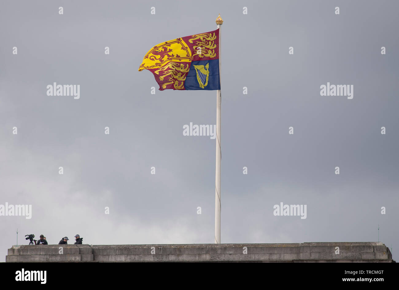 Buckingham Palace, London, Regno Unito. Il 3 giugno 2019. Sicurezza al di sopra del Buckingham Palace come il Royal Standard vola durante la visita di Stato del Presidente e la First Lady degli Stati Uniti d'America. Credito: Malcolm Park/Alamy Live News. Foto Stock