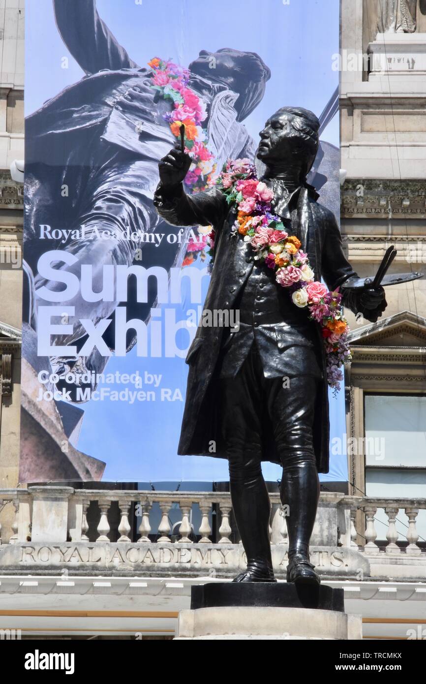 Statua di Joshua Reynolds, Annenberg Courtyard, RA Mostre estive 2019, Royal Academy, Burlington House Piccadilly, Londra. Regno Unito Foto Stock