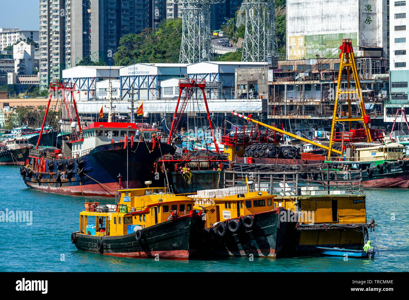 Coloratissime barche di pescatori di Aberdeen Harbour, Hong Kong, Cina Foto Stock