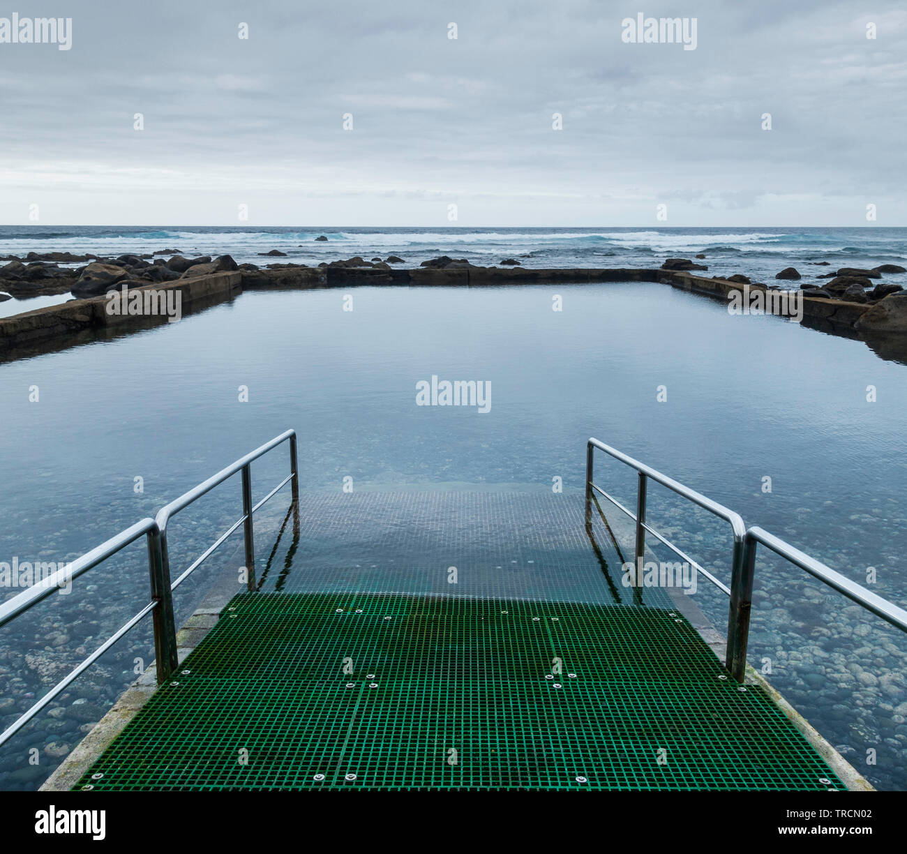 Protetto piscina naturale sul robusto costa nord di Gran Canaria. Foto Stock