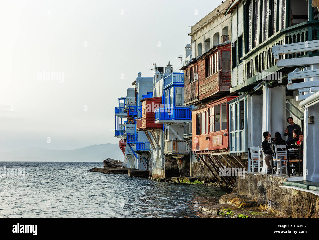 La città di Mykonos, Grecia - Maggio 2019: vista della piccola Venezia che si affaccia su acque blu turchese a Mykonos, Grecia. Foto Stock