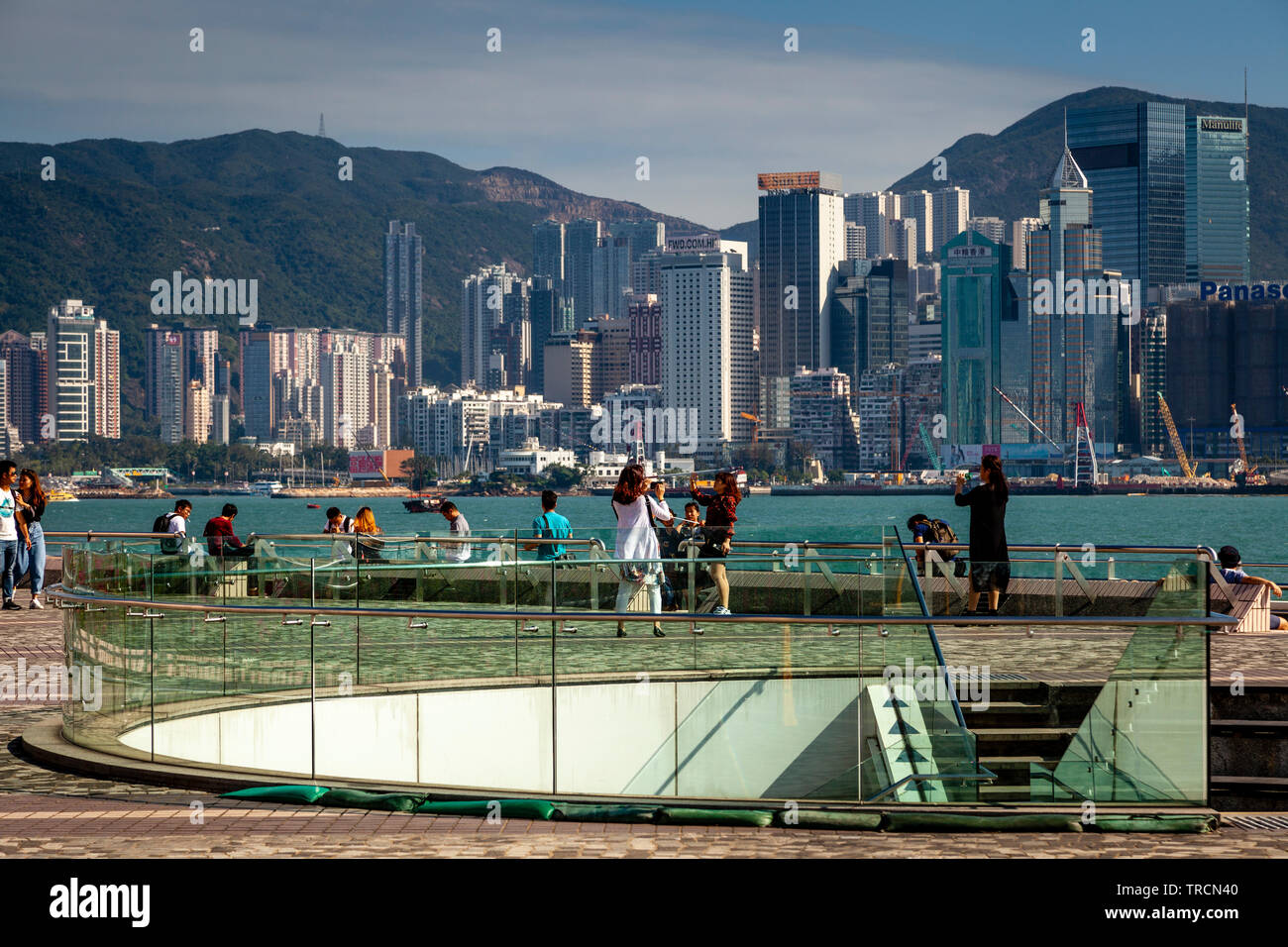 Una vista del quartiere Tsim Sha Tsui Promenade e la skyline di Hong Kong, Hong Kong, Cina Foto Stock
