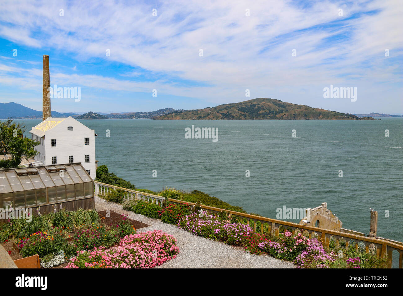 Quartermaster & Rose Garden all'Alcatraz con Angel Island in background e la baia di San Francisco, California Foto Stock