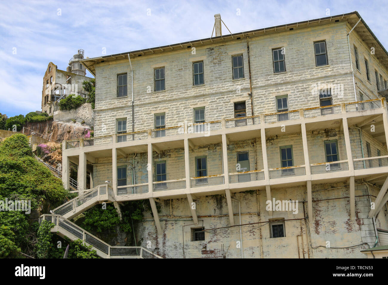 Edificio 64 & ruderi di uso della Casa del Guardiano, Alcatraz, la baia di San Francisco, California Foto Stock