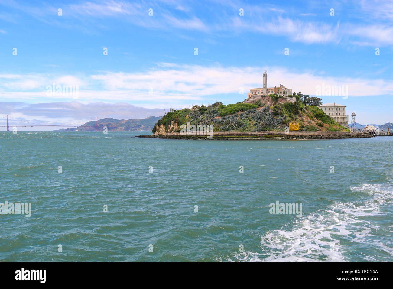 Alcatraz con il Ponte Golden Gate e la baia di San Francisco, California Foto Stock