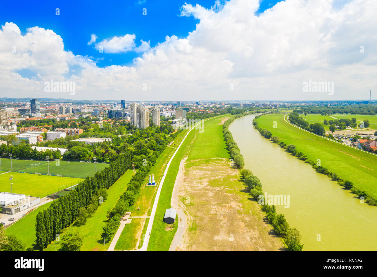 Vista aerea di Zagabria, Croazia, fiume Sava da aria, skyline della città, verde paesaggio sul giorno di estate Foto Stock