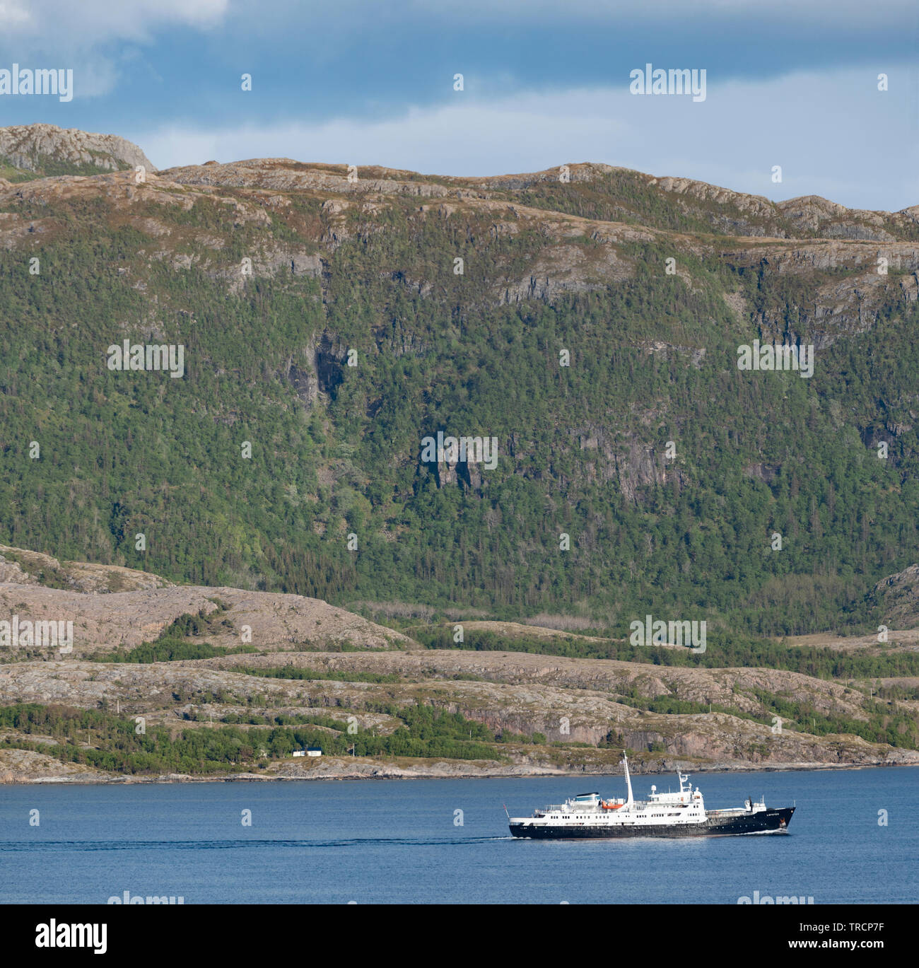 Hurtigruten MS Lofoten vele passato Leka Isola, Norvegia Foto Stock