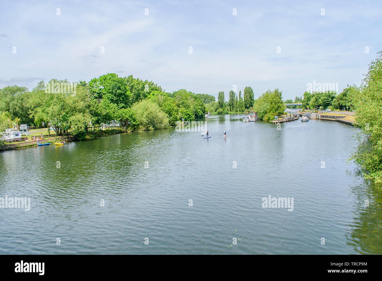 Un paio di sailboarders sul Tamigi vicino a Chertsey Bridge,Inghilterra Foto Stock