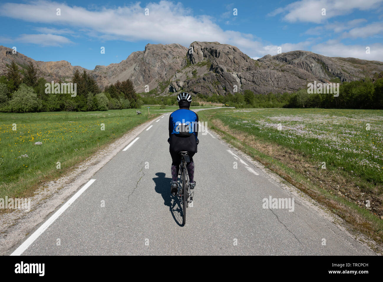 Femmina sul ciclista Leka Isola, Norvegia Foto Stock